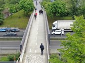 Chodovská lávka překonává 9 jízdních pruhů dálnice.