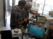 Hledaní zloději ukradli před zraky prodavačky několik řetízků. Když si části... Hledaní zloději ukradli před zraky prodavačky několik řetízků. Když si části...
