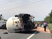 Dálnici D10 před Prahou zablokovala nehoda tahače, který po nárazu do svodidel... Dálnici D10 před Prahou zablokovala nehoda tahače, který po nárazu do svodidel...