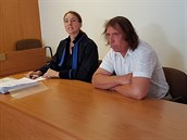 Miroslav Kozler byl přesvědčený o tom, že mu mladíci rozbili mobil. Pod autem,... Miroslav Kozler byl přesvědčený o tom, že mu mladíci rozbili mobil. Pod autem,...