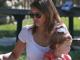 Jessica Alba vzala své dv dcery Honor a Haven do parku, kde si udlaly piknik....