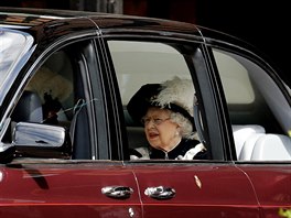 Britská královna Albta II. pijídí na bohoslubu u píleitosti udlování...
