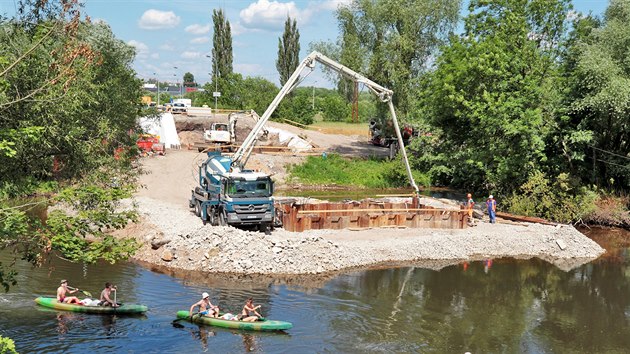 Stavba mostu I/20 v Doubí na místě původního mostu, který byl kvůli špatnému technickému stavu zdemolován.
