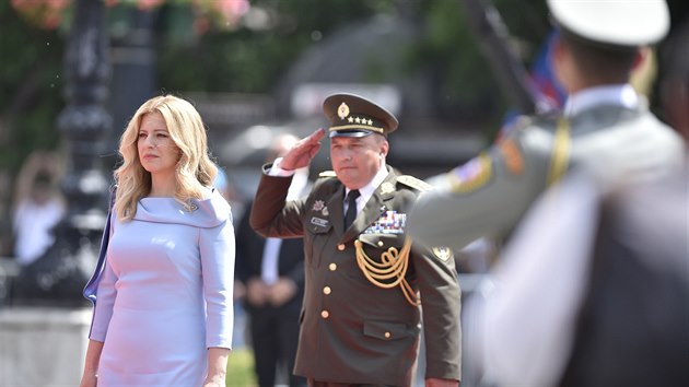 Nov slovensk prezidentka Zuzana aputov pi pehldce estn stre ped Prezidentskm palcem po sv inauguraci v Bratislav.