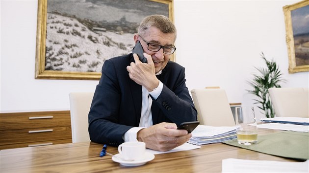 Andrej Babi bhem rozhovoru pro MF DNES telefonoval s ministrem ivotnho prosted Richardem Brabcem. (10. ervna 2019)