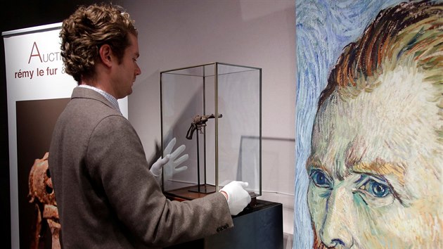 Pistole, o n se odbornci domnvaj, e s s n 27. ervence roku 1890 zastelil mal Vincent van Gogh (18531890) v Auvers-sur-Oise je vystavena v aukn sni Drouot v Pai. (14. ervna 2019)