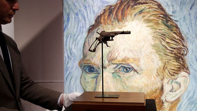 Pistole, o n se odbornci domnvaj, e s s n 27. ervence roku 1890 zastelil mal Vincent van Gogh (18531890) v Auvers-sur-Oise je vystavena v aukn sni Drouot v Pai. (14. ervna 2019)
