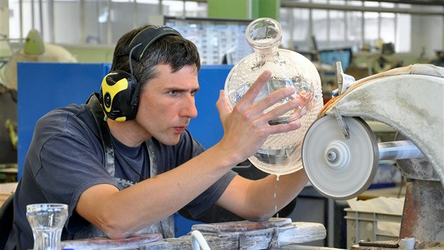 Preciosa Lustry, která sídlí v Kamenickém Šenově, tu dává práci více než pěti stům lidem.