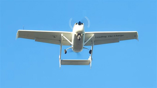 Prvn testovac let elektinou pohnnho letadla Ampaire 337.