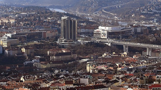 Budovu Palce kultury (dnen Kongresov centrum) z roku 1981 doplnil v roce 1988 hotel Forum, dnen Corinthia Hotel Prague. Podle pvodnho nvrhu Jaroslava Trvnka ml bt vysok 150 metr. Nakonec projektanti budovu snili na 84 metr.