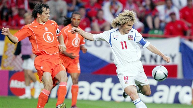 Pavel Nedvd napahuje ke stele. Pamtn utkn esko - Nizozemsko na fotbalovm Euru v portugalskm Aveiru. (19. ervna 2004)