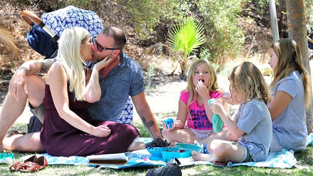 Tori Spellingov a Dean McDermott s dtmi bhem rodinnho pikniku v Los Angeles
