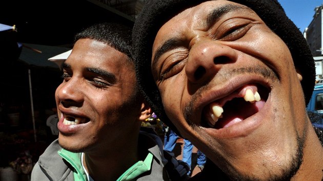 V jihoafrickm Kapskm Mst si lid dobrovoln nechvaj vytrhnout zdrav zuby, protoe tam jsou bezzub sta sexy, a to jak u mu, tak u en. (29. z 2009)