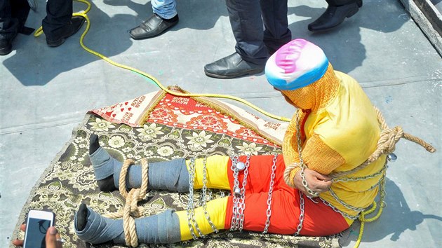 Indick kouzelnk anal Lahr tsn ped svm pokusem dostat se z klece v hlubinch eky Hugl v Kalkat. (16. ervna 2019)