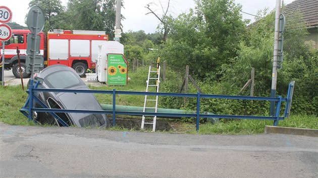 patn zabrzdn auto ve Vesovicch na Hodonnsku sjelo do koryta potoka.