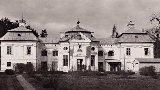 Arel Ferdinandska uvnit vojenskho jezdu Bezina je ukzkou pozdnho baroka. Tvo ho ti pavilony zmku s kapl svatho Eustacha. Myslivnu, hospodsk budovy a stje ale armda zbourala, protoe nebyly pamtkov chrnn.