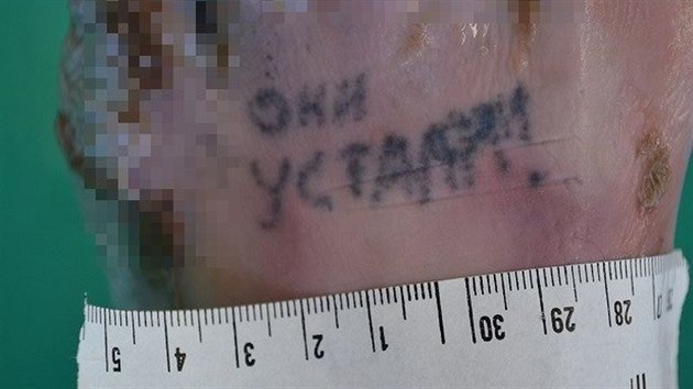 Policist ptraj po totonosti mrtvho mue, kter byl nalezen v ece Morav. Na tle ml nkolik tetovn vetn npisu v azbuce.