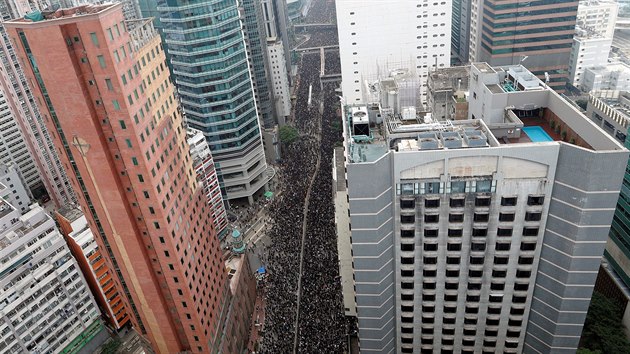 Destky tisc lid pily v Hongkongu na dal protest proti zkonu o vydvn podezelch osob do ny. daj odstoupen sprvkyn Hongkongu a zruen plnu na prosazen zkona, kter bylo zatm jen odloeno. (16. ervna 2019)