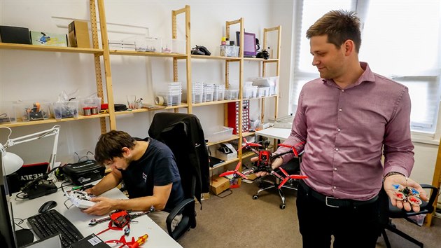 Jan Mittner s drony zvod, provozuje e-shop, kde je prodv, a sth i vyuovat na VE.