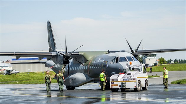 Posledn ppravy ped odletem letounu CASA s klisnami do Mongolska (Nvrat divokch kon 2019, Praha - Kbely 18. 6. 2019)