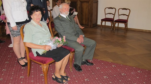 Manel Pravdovi jsou spolu u 65 let. Na radnici v Budjovicch mli kamennou svatbu.