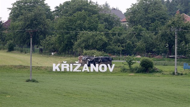 V kopci ibenk nad Kianovem se objevila z dlky viditeln bl psmena evokujc npis Hollywood v americkm Los Angeles. Autorem kianovsk verze je studentka Stedn koly umn a designu v Brn a zdej rodaka Kamila Knbortov.