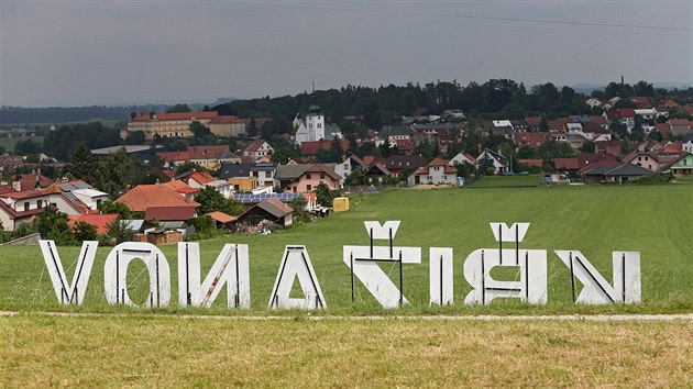 V kopci ibenk nad Kianovem se objevila z dlky viditeln bl psmena evokujc npis Hollywood v americkm Los Angeles. Autorem kianovsk verze je studentka Stedn koly umn a designu v Brn a zdej rodaka Kamila Knbortov.