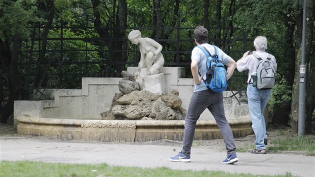 Socha nah dvky je tak trochu skryt, a to blzko zmku v parku polnho marla hrabte Andrease Hadika. Dlo nese nzev Pramen mld a bylo odhaleno v kvtnu roku 1913. Jeho autorem je akademick socha Rudolf Panholzer, jen piel na svt v roce 1874 v Jihlav.