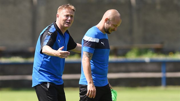 Trenr Stanislav Hejkal (vlevo) a Tom Vondrek pi zahjen ppravy teplickch fotbalist na novou sezonu.