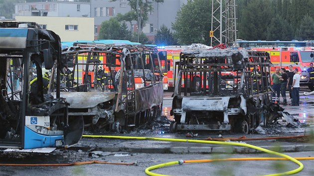 Celkem dvanct zaparkovanch autobus pokodil por v garch Dopravnho podniku Ostrava. (15. ervna 2019)