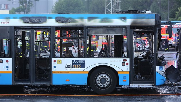 Celkem dvanct zaparkovanch autobus pokodil por v garch Dopravnho podniku Ostrava. (15. ervna 2019)