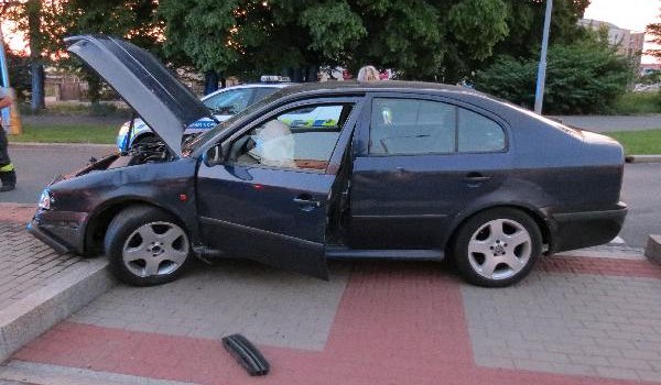Pi honice s polici v centru Hradce Krlov narazil idi octavie u pechodu pro chodce do stedovho ostrvku (12.6.2019).