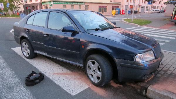 Pi honice s polici v centru Hradce Krlov narazil idi octavie u pechodu pro chodce do stedovho ostrvku (12.6.2019).