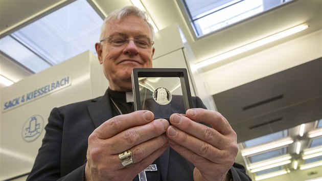 V provozovn Prask mincovny ve Vsetn razili pamtn medaili s podobiznou Aneky esk. Na snmku je apotolsk nuncius Charles Daniel Balvo.