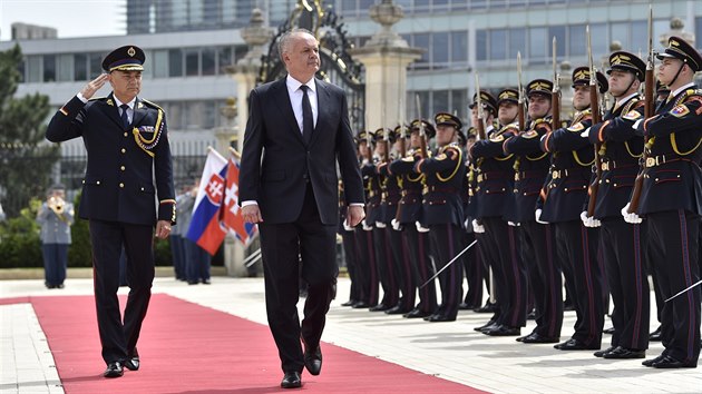 Konc prezident Andrej Kiska prochz kolem estn stre 15. ervna 2019 pi svm odchodu z Prezidentskho palce v Bratislav, kde ho nahrad Zuzana aputov. (15.6.2019)