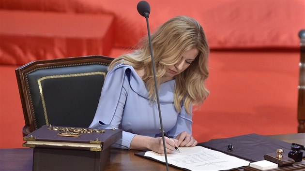 Nov slovensk prezidentka Zuzana aputov podepisuje slib pi sv inauguraci na slavnostn schzi slovensk snmovny 15. ervna 2019 v Bratislav. (15.6.2019)