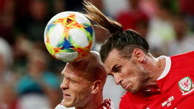 Gareth Bale (vpravo) z Walesu v hlavikovm souboji s Botondem Barathem z Maarska.