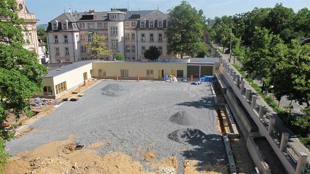 Praha 2 nechala pokcet vzrostl stromy na bval komunitn zahrad, nahrad je parkovit a dtsk hit.