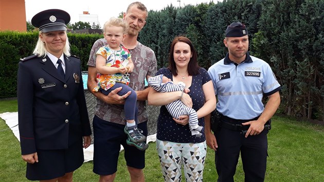 Bohdanesk policista Ondej Zelen s rodinou Michala Sztwiertni.
