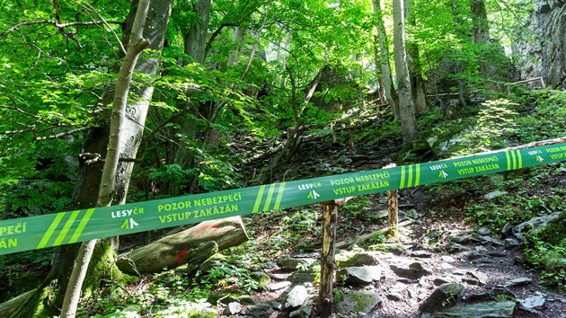 umpersk radnice vydala doasn zkaz vstupu ke zcenin stedovkho hradu Rabtejna. Statik doporuil pamtku uzavt, protoe jej stav se pod zhoruje a bortc se hradn zdi mohou ohroovat bezpenost turist a horolezc.