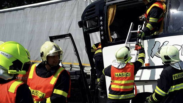 Na dlnici D35 narazil autobus vezouc vce ne dv destky dti zezadu do nkladnho vozu. Nejvnj zrann utrpl idi, kterho museli vyprostit hasii.