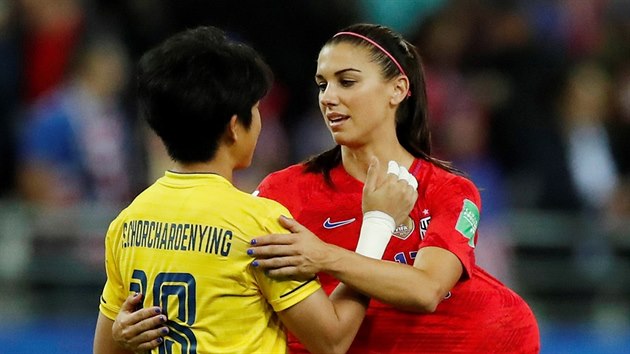 Americk fotbalistka Alex Morganov (vpravo) utuje thajskou glmanku Sukanyu Chor Charoenyingovou.