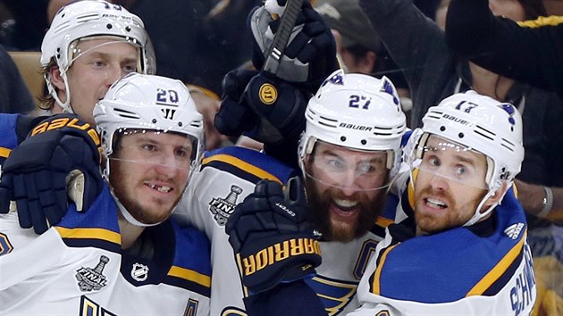 Jay Bouwmeester, Alex Pietrangelo, Alexander Steen a Jaden Schwartz (zleva) oslavuj gl St. Louis Blues.