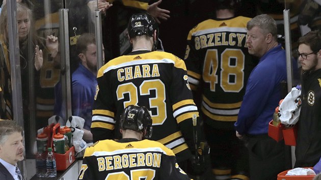 Patrice Bergeron (37), Zdeno Chra (33) a Matt Grzelcyk (48) jsou zklaman z bostonsk porky.