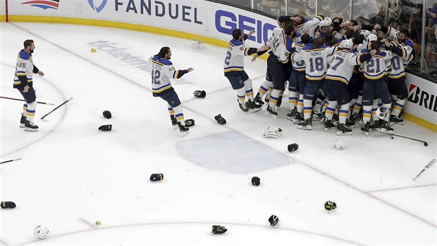 Hokejist St. Louis Blues oslavuj zisk Stanley Cupu.