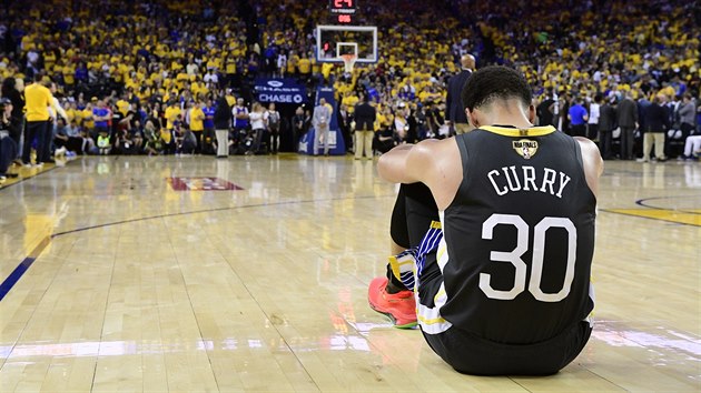 Stephen Curry z Golden State se modl pot, co se zranil jeho park Klay Thompson.