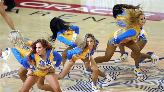 Cheerleaders tan pro fanouky Golden State Warriors pi poslednm zpase NBA v Oaklandu.