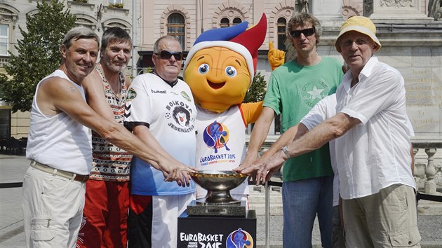Ji da Pospil (tet zleva) se s dalmi legendami brnnskho basketbalu vyfotil u trofeje pro mistry Evropy. Zleva Kamil Brabenec, Josef Neas, Pospil, Ji Ok a Petr Novick.