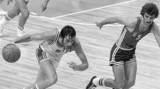 Ji da Pospil (s mem) byl v 70. letech prototypem modernho basketbalovho rozehrvae. Pi dvoumetrov vce ml rychl nohy, pesnou ruku a tak vborn cit pro hru.
