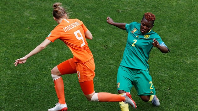 Vivianne Miedemaov (vlevo) z Nizozemska v akci proti Christine Manieov z Kamerunu.